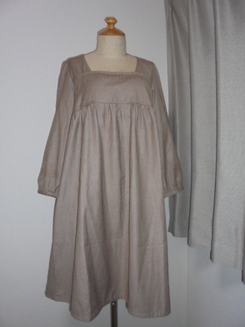 ベージュ茶胸元袖口クロスステッチ刺繍入胸下切替OP拍卖