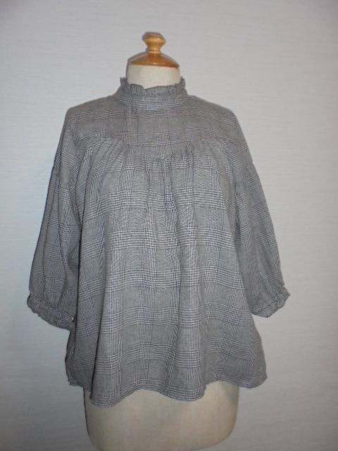 未使用タグ付。茶系グランチェック柄ハイネックフリル付後ボタンスモック型7分袖シャツブラウス拍卖