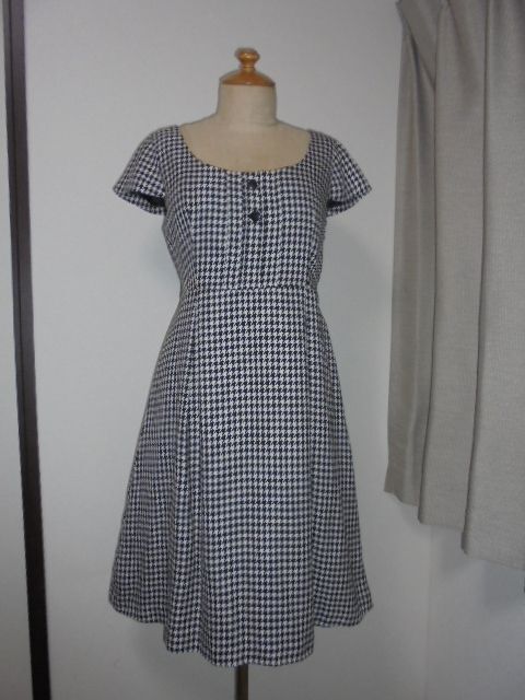 モノトーン千鳥柄胸元ピンタック×ボタンモチーフ付胸下切替プリーツ入OP拍卖