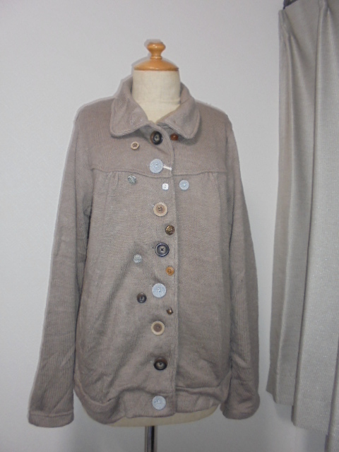 未使用タグ付。モカ茶不揃いボタンモチーフカーディ拍卖