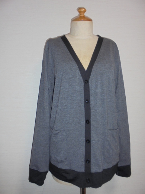 未使用タグ付。チャコールグレー衿比翼袖口黒配色カットカーディ拍卖