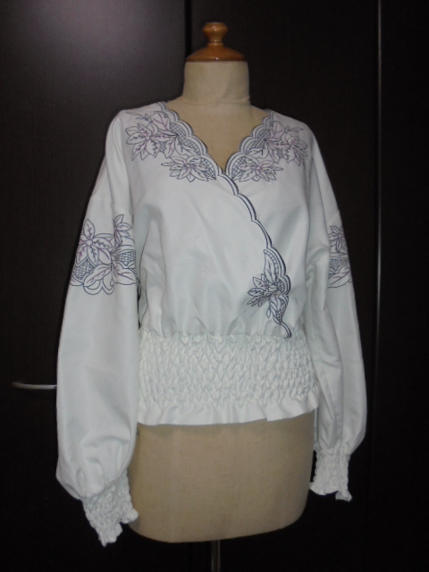 alicio PAGEBOYオフホワイト色衿ぐり袖刺繍カシュクール型袖ふっくらカット拍卖