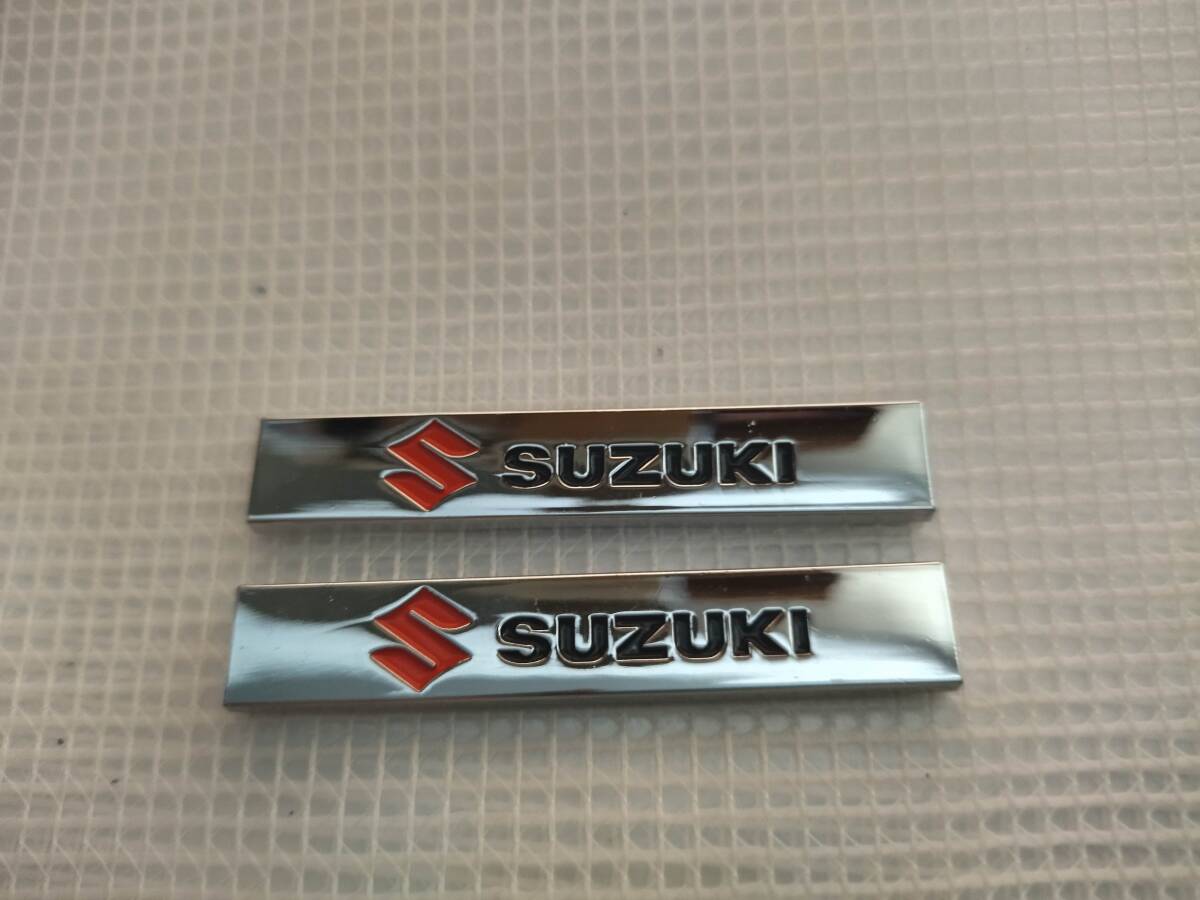 【ゆうパケット送料込】SUZUKI(スズキ) エンブレムプレート 縦1.0cm×横6.0cm×厚さ2mm 2枚組 ②拍卖