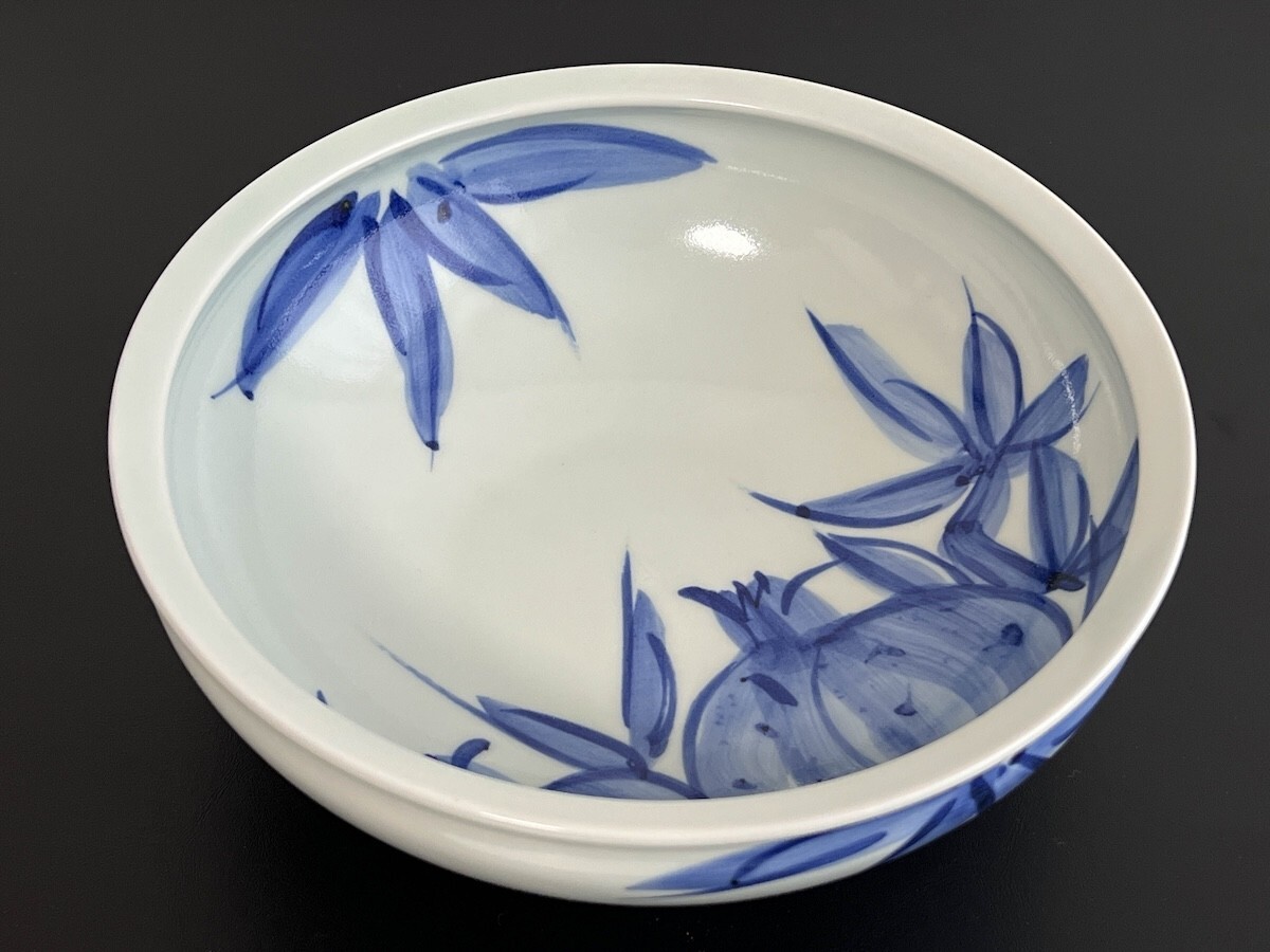 【TK301】有田焼 其泉窯 大鉢 手描き 染付 花絵 直径約22cm 重さ850g 和食器 陶芸 骨董 盛鉢 現代アート 大皿 深皿拍卖