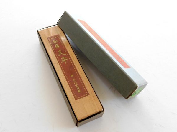 ◆「伽羅 天平」 短寸1把入 堺 薫明堂の最高級伽羅製の線香 未開封 廃番品 旧製品       ◇ 香木 沈香 寺院 仏具 焼香 茶道具拍卖