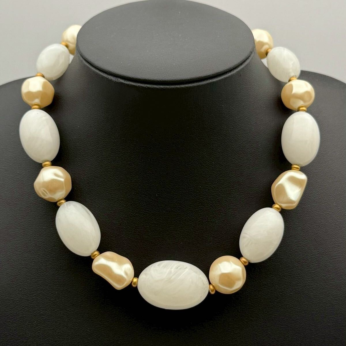 【希少・未使用保管品・箱付き】GIVENCHY ジバンシー ネックレス チョーカー 大ぶり カラーストーン 白 ホワイト ビジュー 透明感拍卖