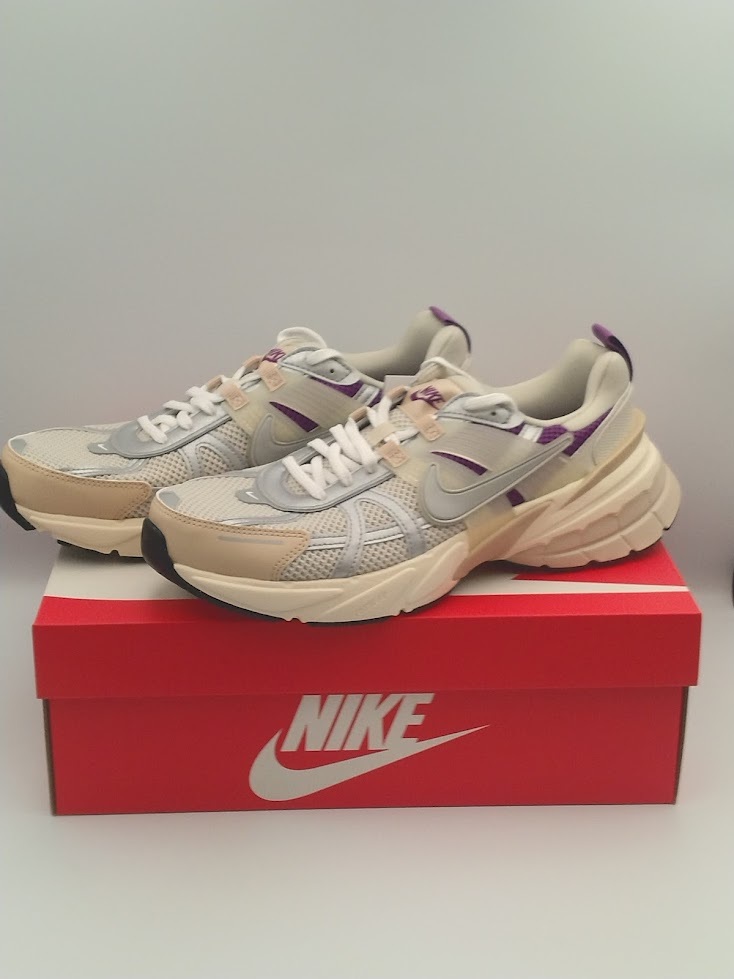 ナイキ Nike V2K ラン プレミアム V2K RUN PRM ライトボーン/サンドドリフト/バイオテック/メタリックシルバー HF4305-072 28.5cm 新品拍卖