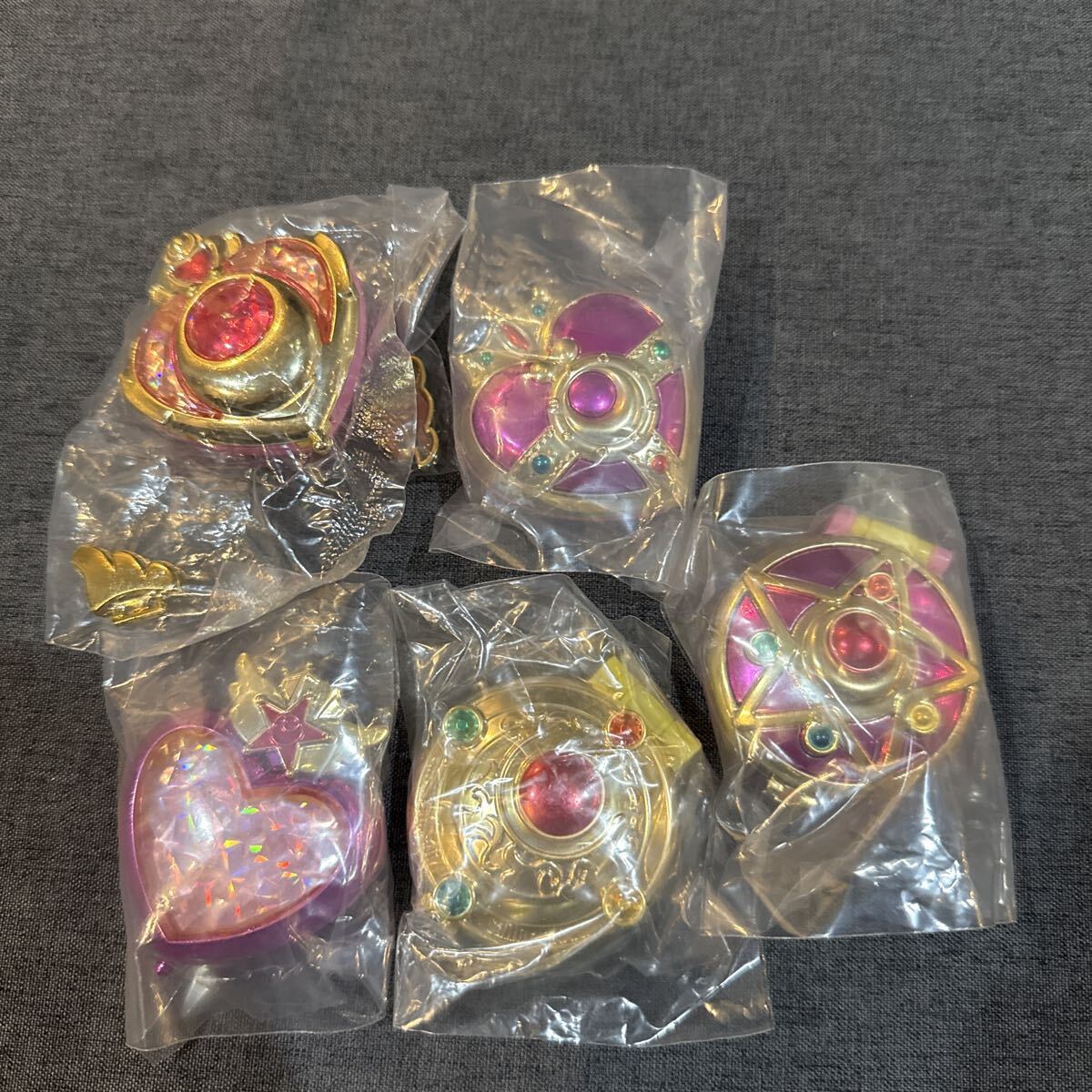 1円スタート セーラームーン ガチャガチャ 変身コンパクトミラー セット バンダイ 変身ブローチ ミニチュアリータブレット拍卖