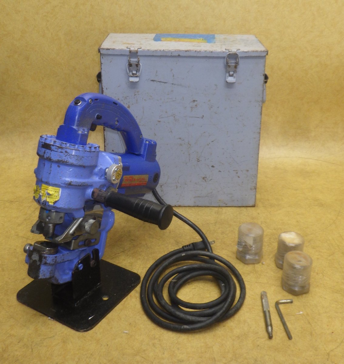 *【中古品】亀倉精機 カメクラ KAMEKURA 電動油圧式 ポートパンチャー RW-M2 ダイス4個付 100V パンチ オートリターン ポンチ拍卖