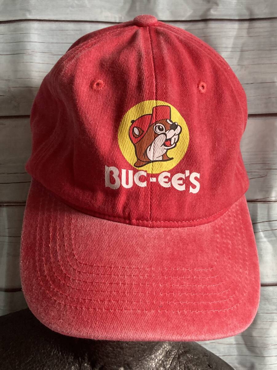 テキサス企業物【BUC-EE'S バッキーズ】大人気キャラクターユースド仕様ウォッシュドキャップ♪フリーサイズ/ユニセックス/レッドカラー拍卖