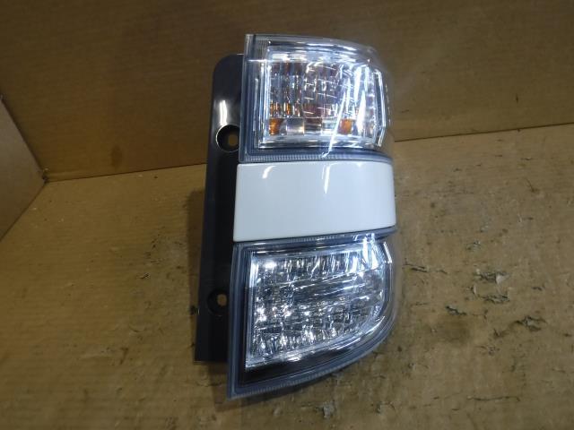 ヴェルファイア DBA-ANH25W 右テールランプ 58-28 81550-58081拍卖