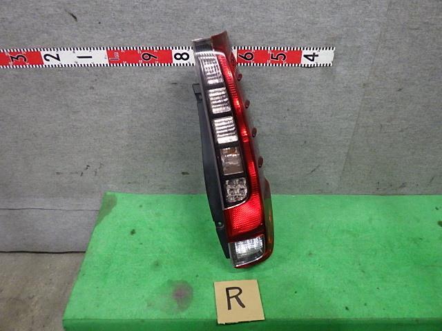 エスクァイア DBA-ZRR85G 右テールランプ 28-231 81551-28550拍卖