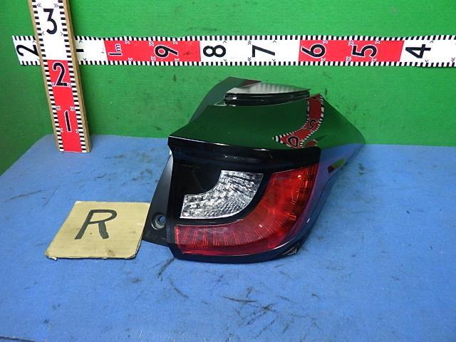 ヤリス 6AA-MXPH15 右テールランプ K0-9 81551-K0020拍卖