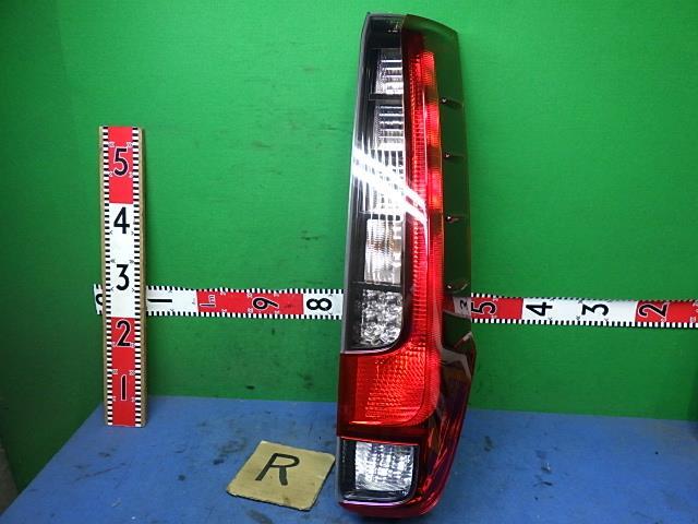 エスクァイア DBA-ZRR85G 右テールランプ 28-231 81551-28550拍卖
