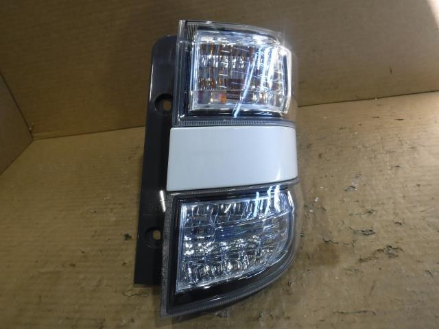 ヴェルファイア DBA-GGH25W 右テールランプ 58-29 81550-58090拍卖