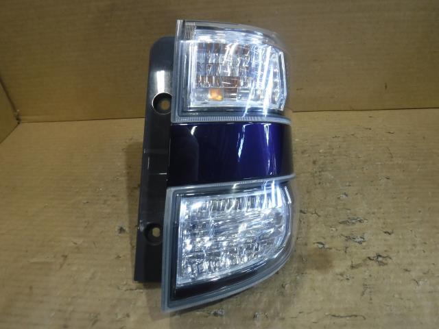 ヴェルファイア DBA-ANH25W 右テールランプ 58-29 81550-58090拍卖