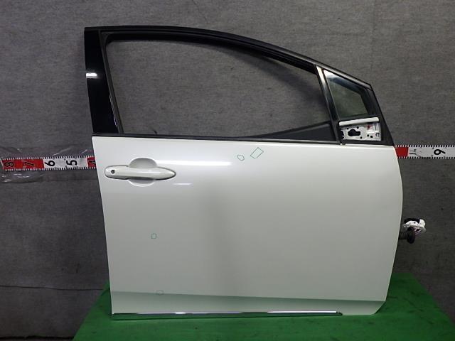 プリウス DAA-ZVW55 右FドアASSY 67001-47151拍卖