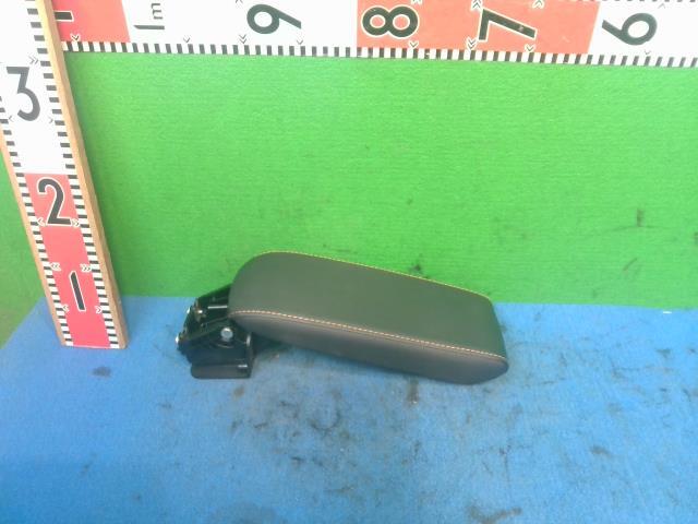 フィットシャトル DAA-GP2 「コンソールBOXフタ」 83450-TF7-J01ZB拍卖