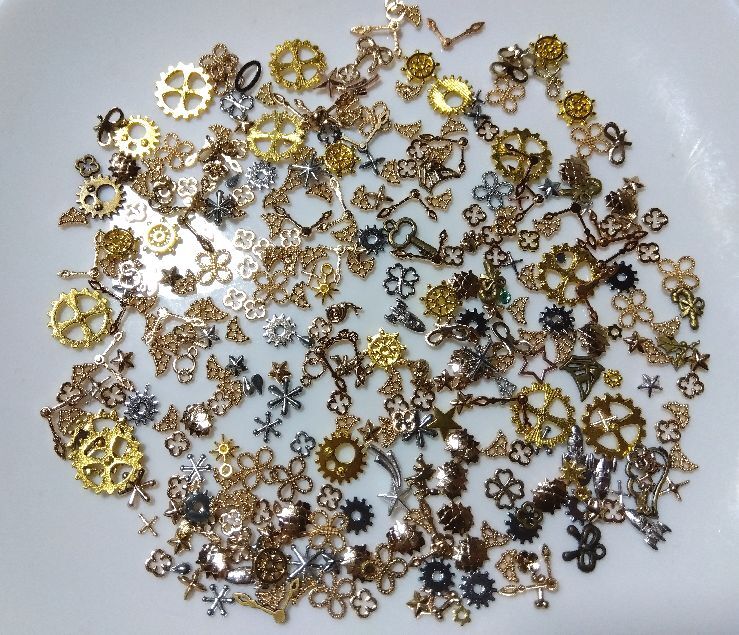 手芸用品こ89■小さい封入貼り付けパーツ金銀等セット■歯車クローバー等*ピアスネイルアクセサリーパーツハンドメイド拍卖