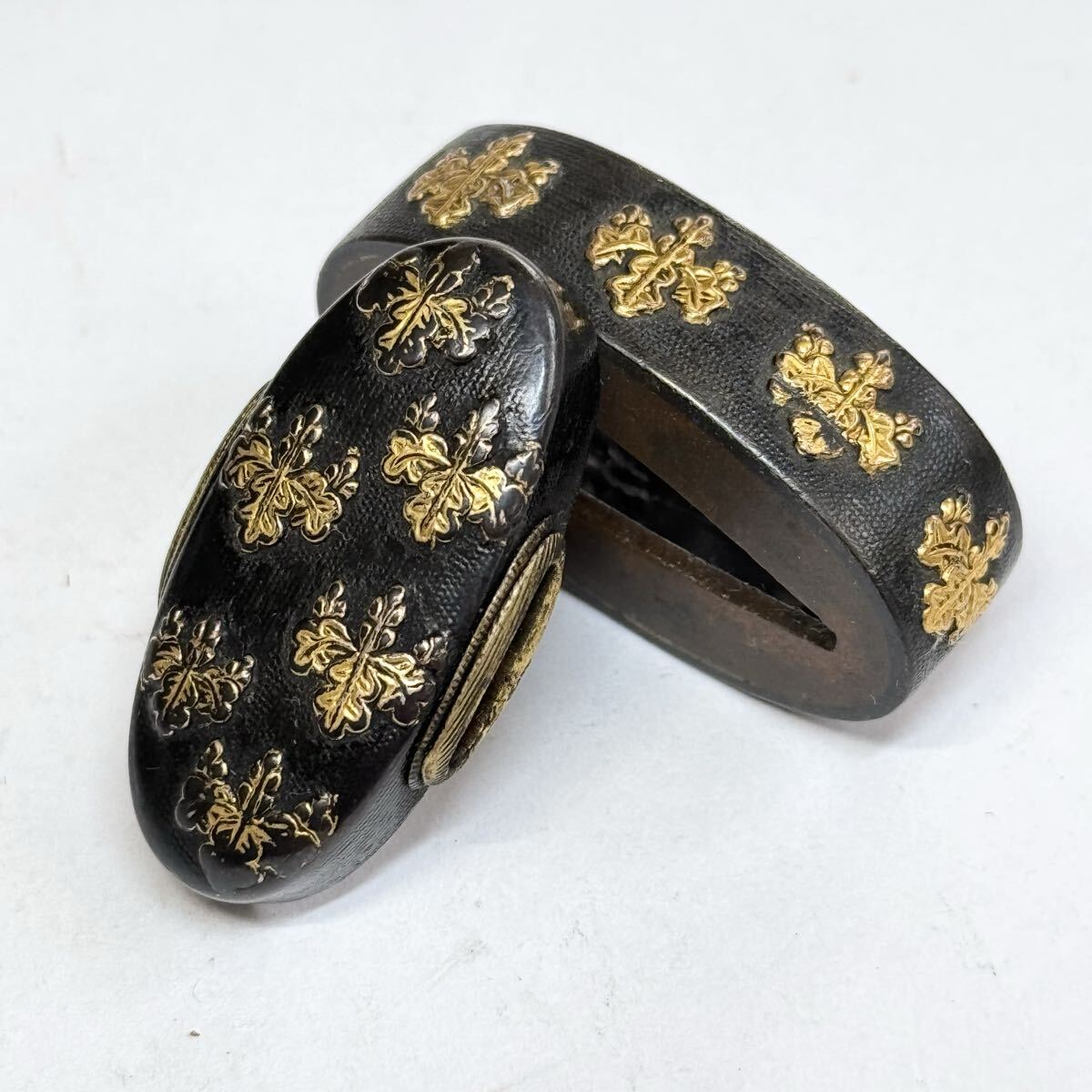 縁頭 桃山時代頃 五三桐紋散図 赤銅魚子地 高彫 金色絵 時代本歌 (検) 刀装具 小道具 縁頭 目貫 鍔 古金工 拍卖