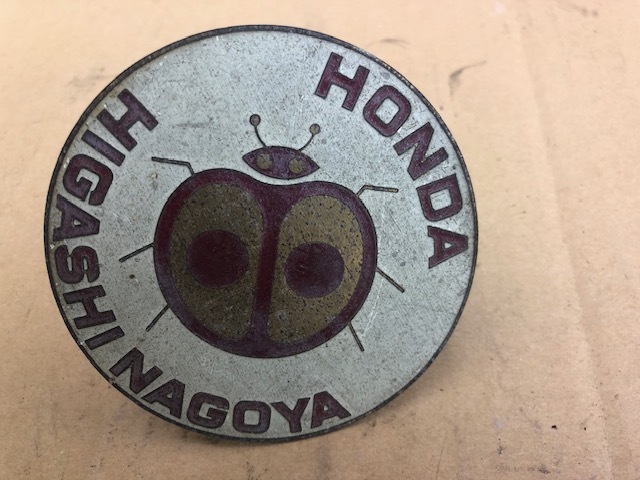 フロントグリルバッジ HONDA HIGASHI NAGOYA 当時物 ジャンク品 ビンテージ ホンダ東名古屋 直径約9cm Nコロ N360 ライフ シビック シティ拍卖