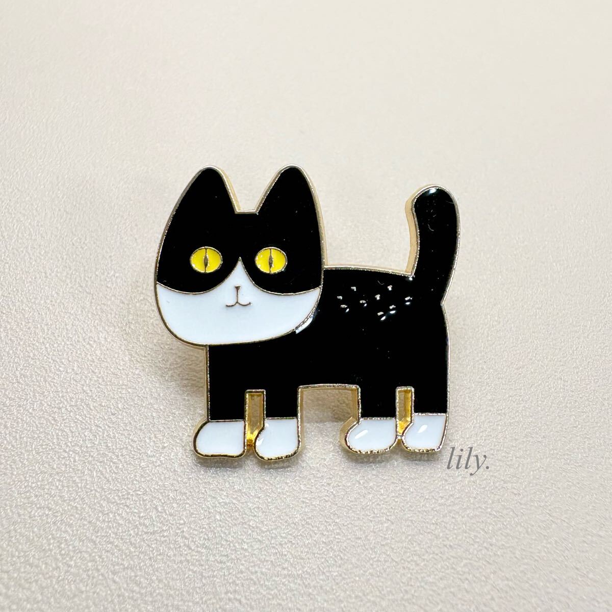 【ピンバッジ】ハチワレ猫さん かわいい拍卖
