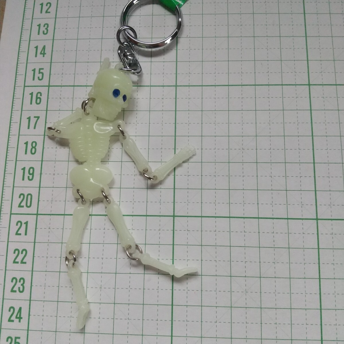 ガイコツ キーホルダー 夜光 蓄光 キーリング ドクロ 髑髏 グローインザダーク 青 拍卖