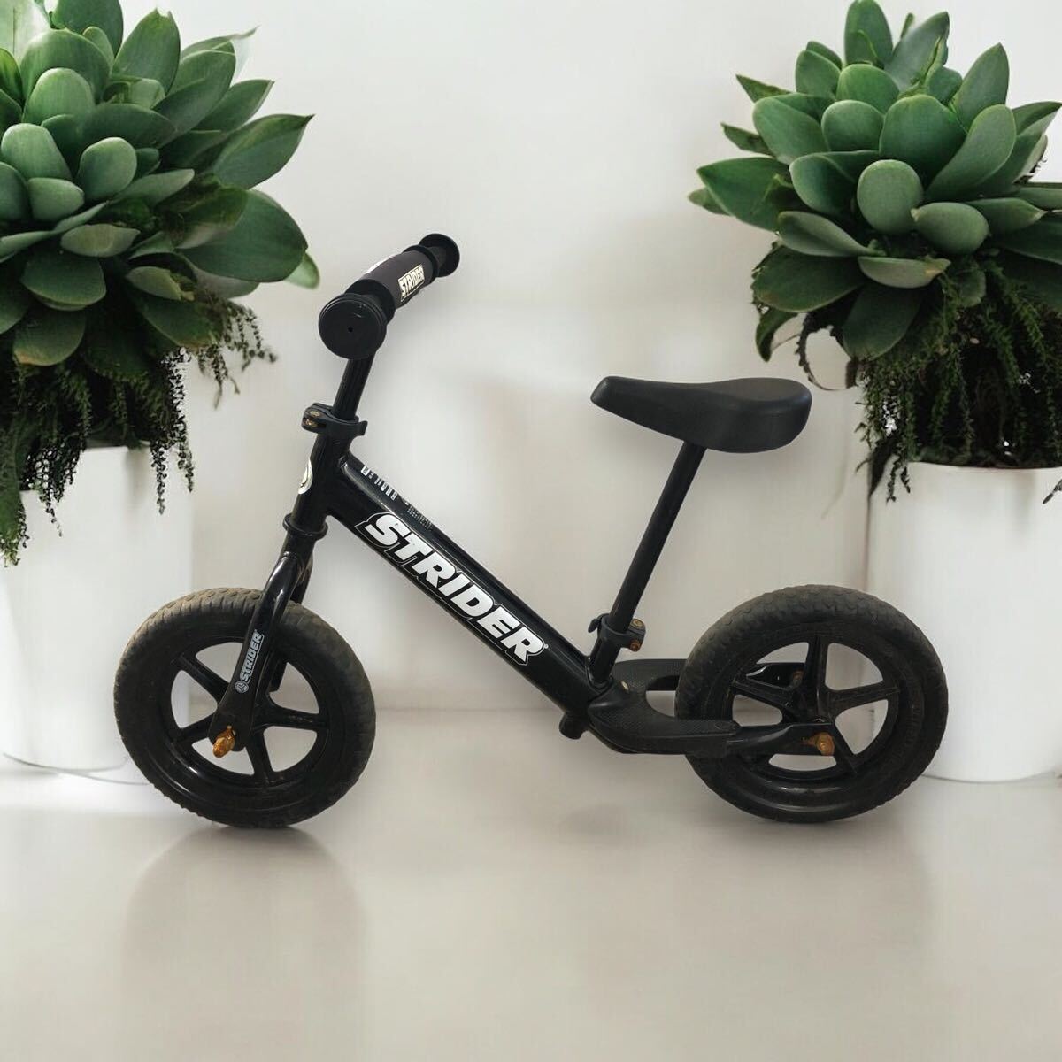 ○J1026D STRIDER キッズ用ランニングバイク ストライダー 12 ペダルなし自転車 ブラック 日本正規品 2〜5歳 中古品拍卖