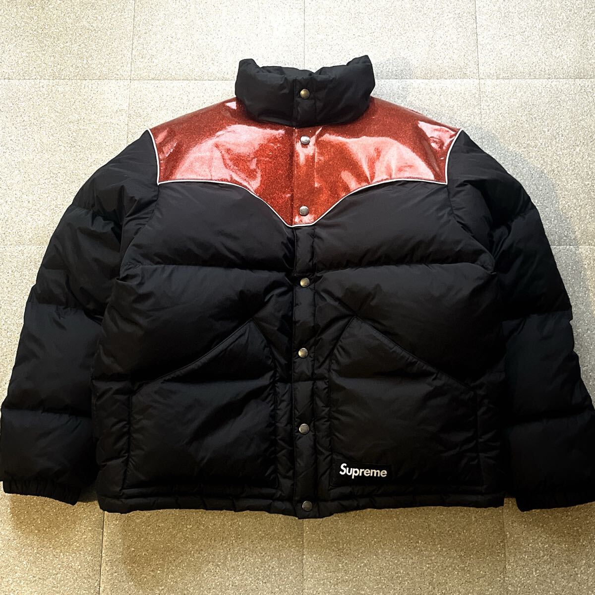 Lサイズ SUPREME (シュプリーム) 22AW Glitter Yoke Down Puffer Jacket グリッター ヨーク ダウン パファー ジャケット ブラック/レッド 拍卖