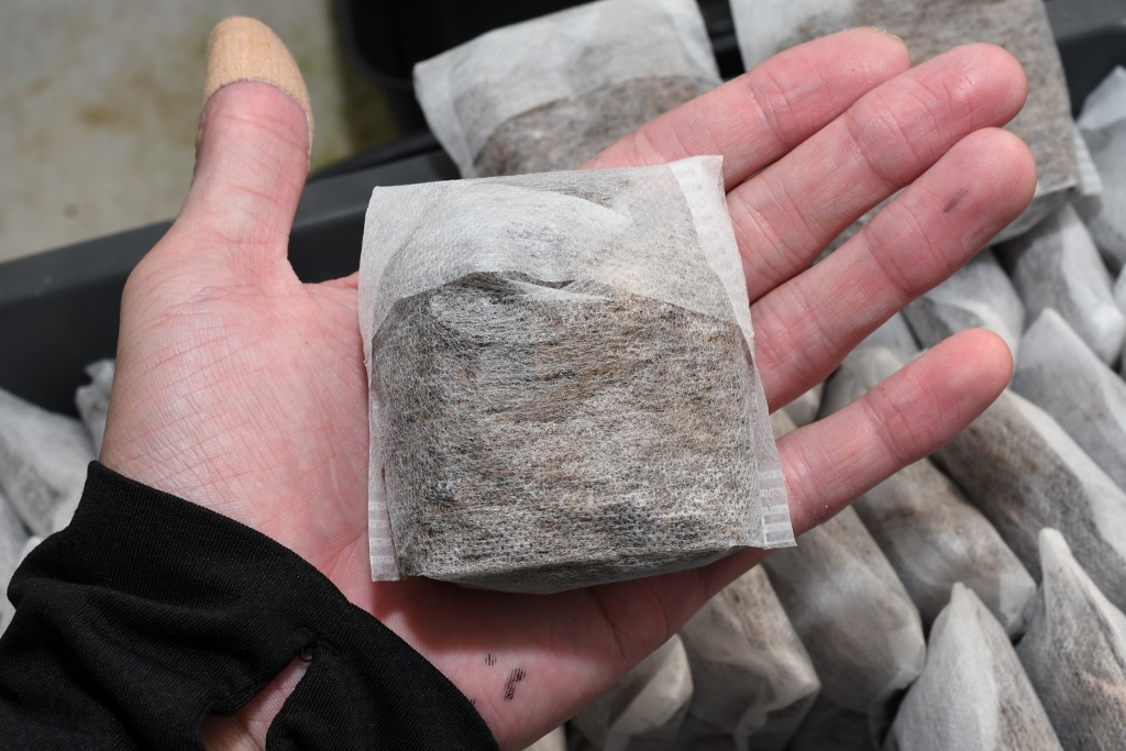 【猫飯本店】コケ防止!ピートモス・50袋 ブラックウォーター 越冬 メダカ 金魚 熱帯魚 ベタ 観賞魚 エビ拍卖