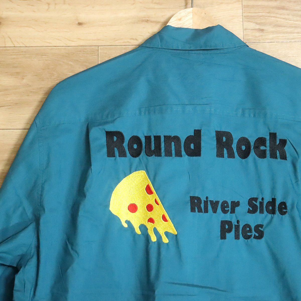 K5T/D10.21-1 アメリカ古着 PORT AUTHORITY ワークシャツ M バック刺繍 ROUND ROCK パイ 拍卖