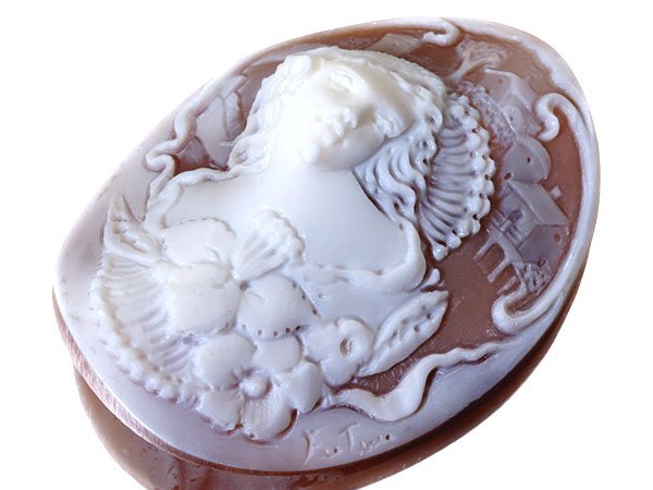 【ジュエリー極】 作家品サイン有 素敵な貴婦人と花の彫刻 高級シェルカメオルース 50.4mm×37.7mm w5792o【送料無料】拍卖