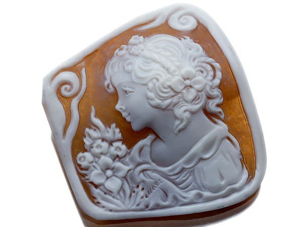 【ジュエリー極】作家品 サイン刻印有 花と微笑む貴婦人 シェルカメオルース 35.5mm×33.0mm a2768i【送料無料】拍卖