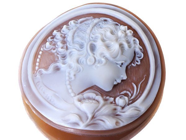【ジュエリー極】作家品サイン有り 上品な貴婦人と花の彫刻 高級シェルカメオルース 40.3mm×40.2mm w5838i【送料無料】拍卖