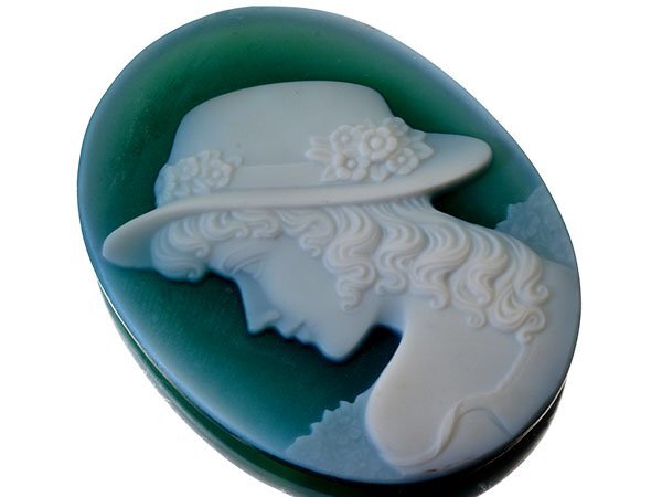 【ジュエリー極】素敵な帽子の可愛らしい女性の横顔の彫刻 高級グリーンストーンカメオルース 39.2mm×29.9mm k930i【送料無料】拍卖