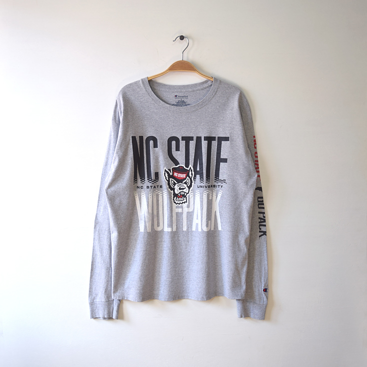 チャンピオン ノースカロライナ大学 ウルフパック ロングスリーブ コットン 長袖Tシャツ ロンT 袖プリント 袖ロゴ メンズL 古着 BB0239拍卖