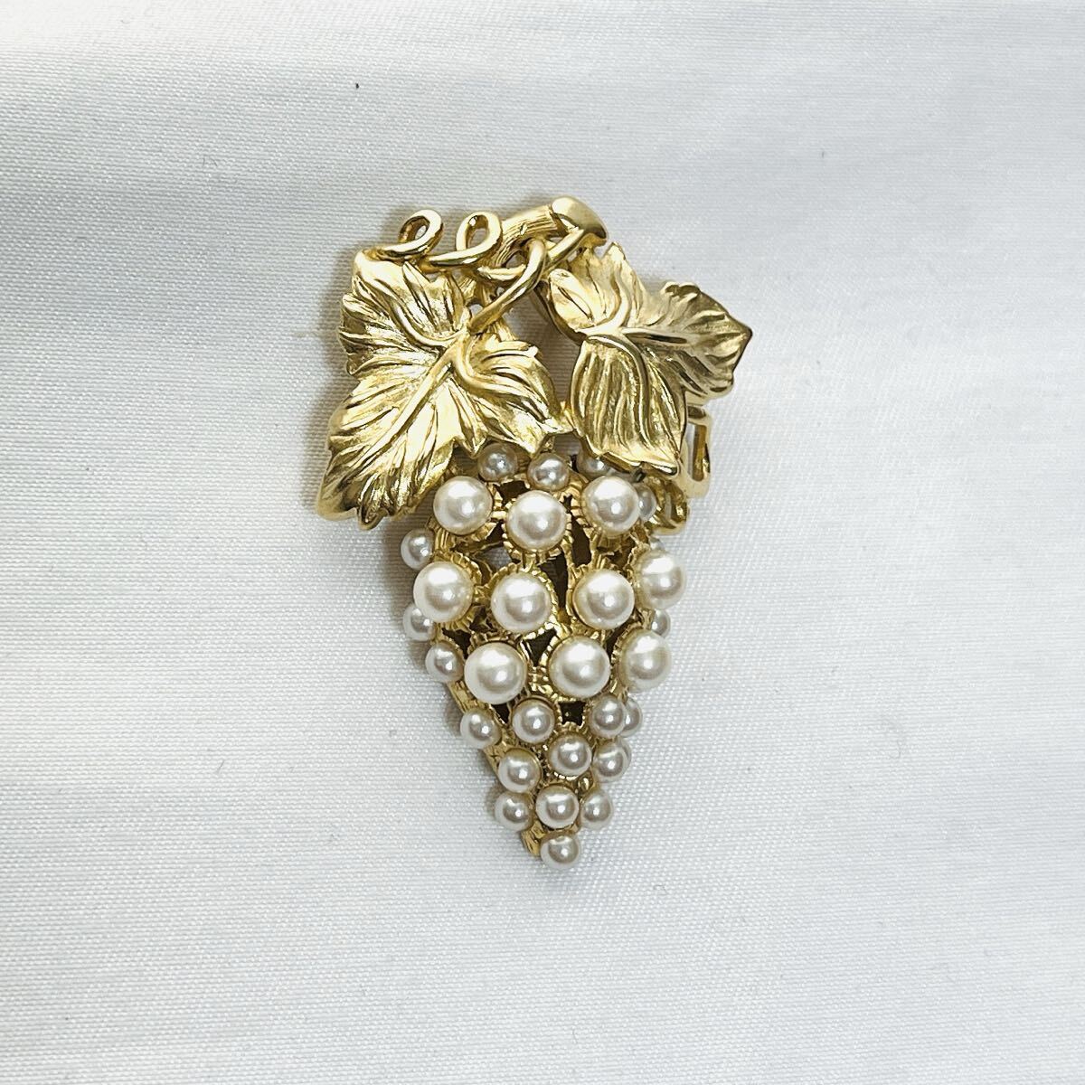 送料無料!美品 MFA ボストン美術館 葡萄 ゴールドカラー 立体ブローチ ヴィンテージ アクセサリー ミュージアム アンティーク 拍卖