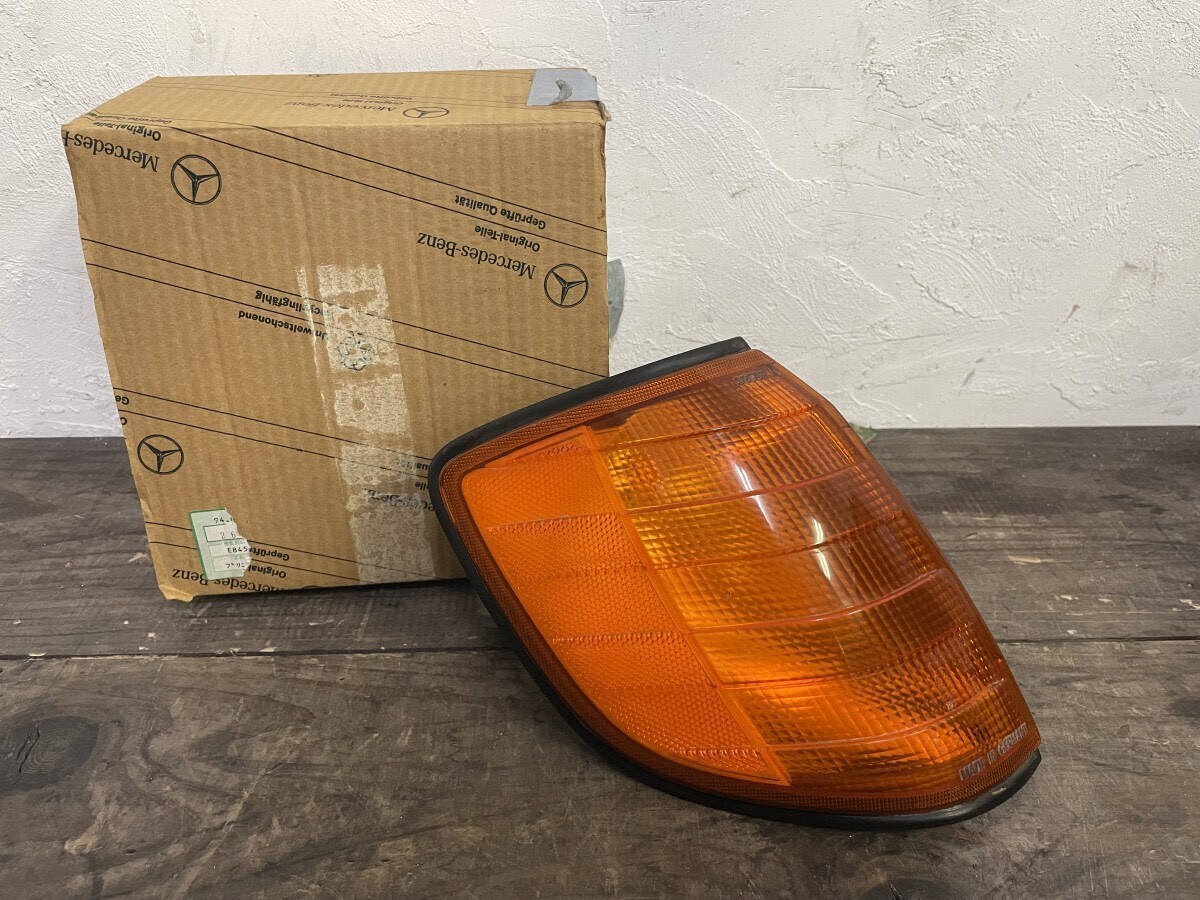 Mercedes-Benz メルセデス・ベンツ BOSCH 1 305 233 933 ボッシュ140 826 0243KZ ウィンカー レンズ 右 R 車 パーツ拍卖