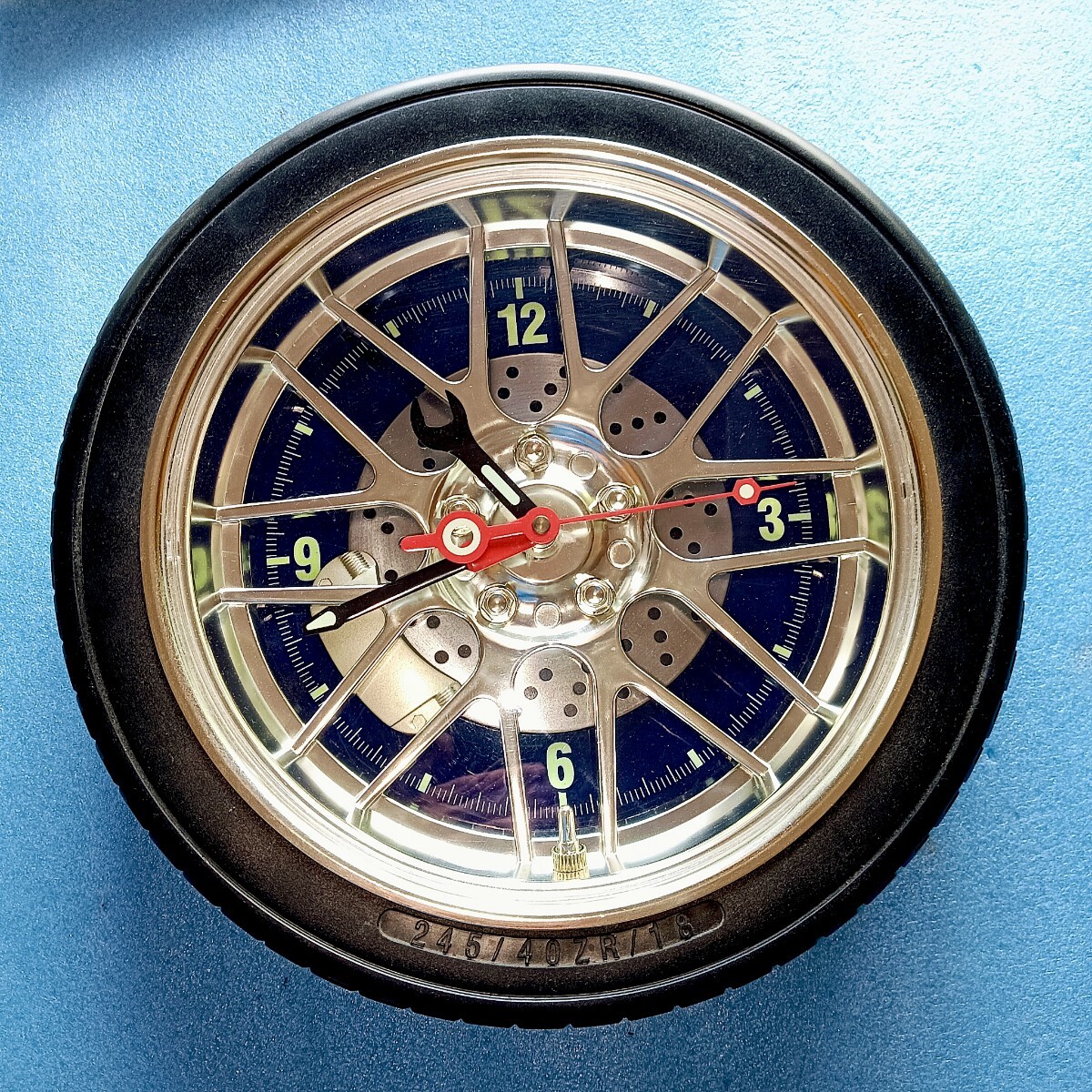 タイヤホイール 掛時計 インテリア ウォール アナログ クロック シルバー×紺 スパナ 蛍光 ユニーク ガレージ カスタム 趣味 嗜好 アイテム拍卖