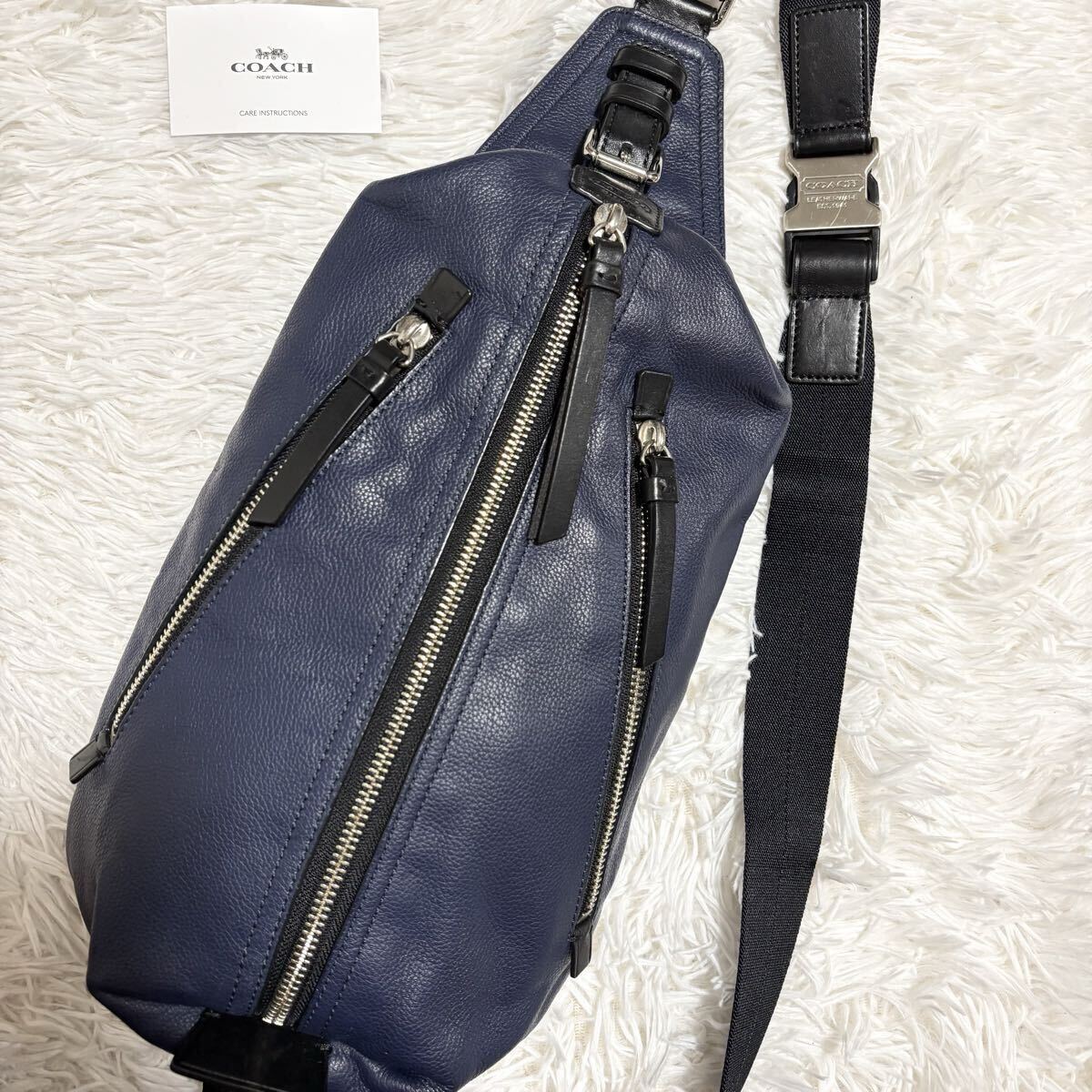 希少色/極美品 コーチ COACH トンプソン ボディバッグ ショルダーバッグ スリングバッグ レザー シボ革 チャーム ネイビーブルー 紺 青拍卖