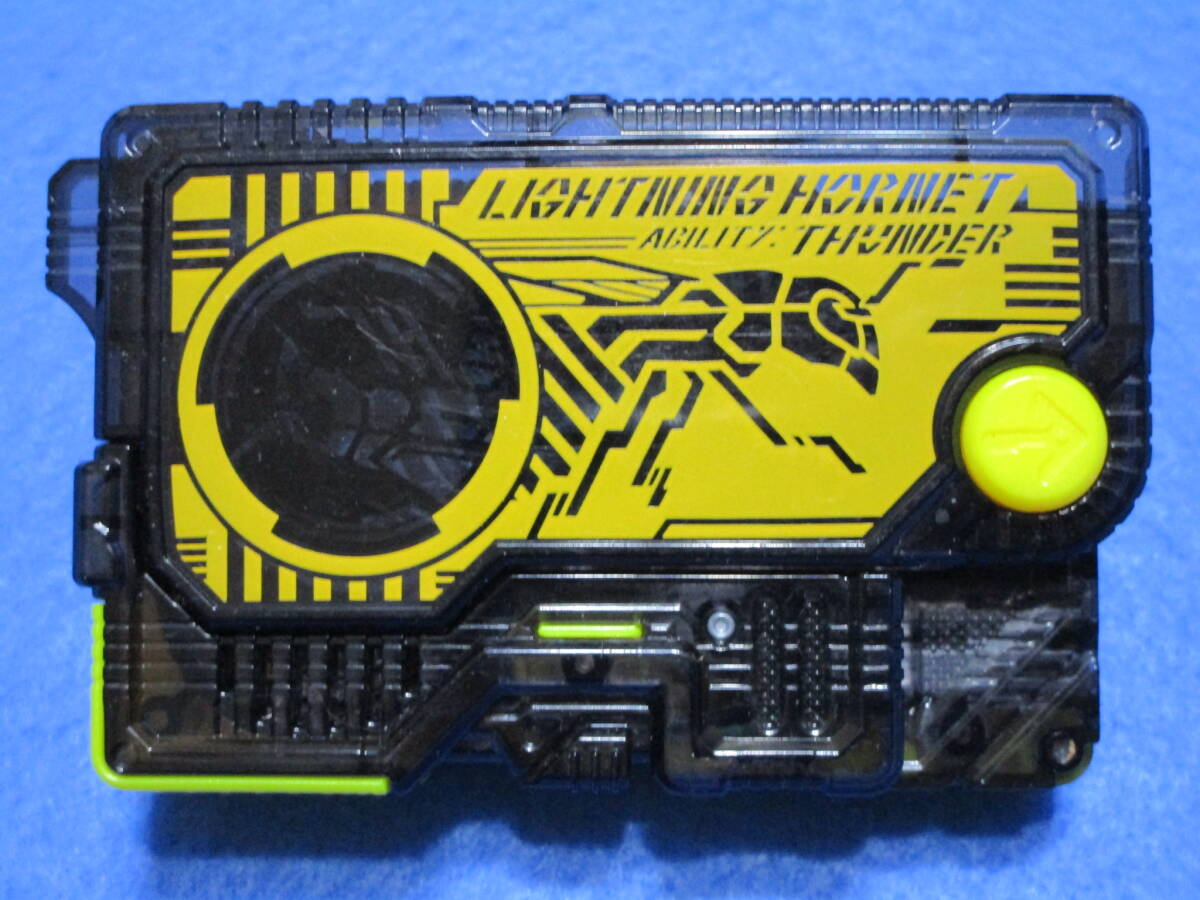 中古!即決!仮面ライダーゼロワン 01 DXライトニングホーネットプログライズキー(DXエイムズショットライザー対応)拍卖