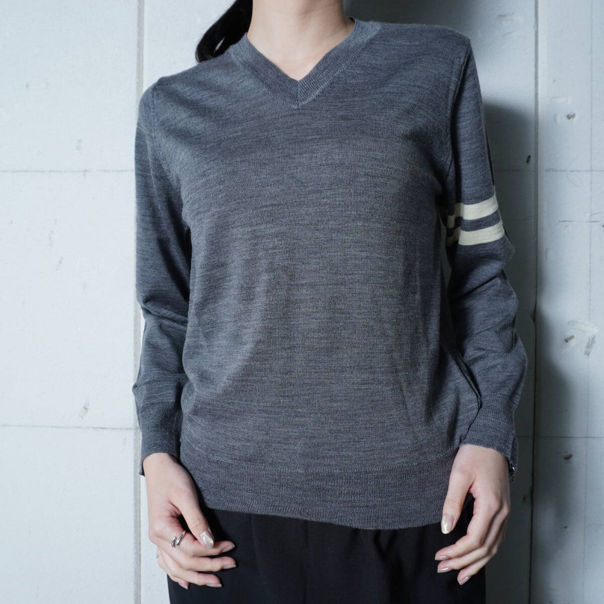 【COMME des GARONS】コムデギャルソン 98年製 極美品 タグ付 ウール100Vネックホワイトラインニット gray拍卖