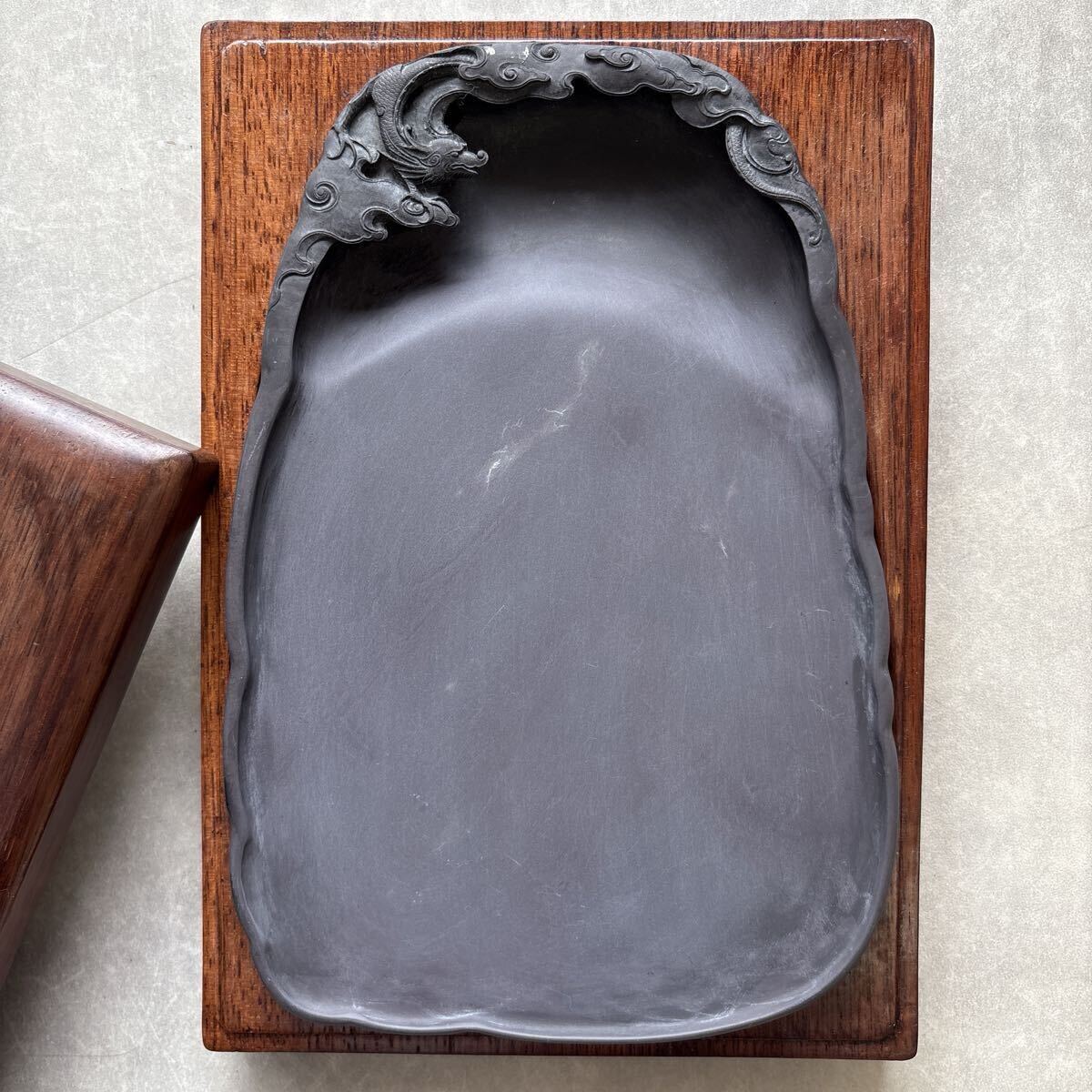 古硯 端渓硯 大型 雲龍刻 上下木箱付 唐物 書道具 文房四宝 古硯 唐物 中国 書道 老坑 坑仔巌 唐硯 文房四宝拍卖