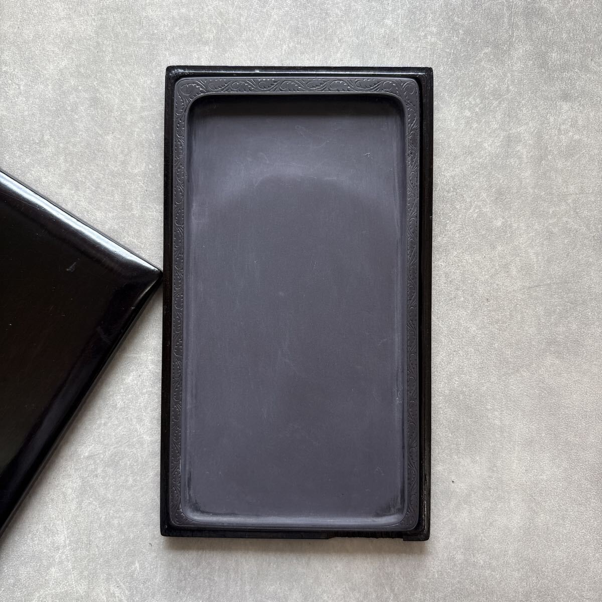 端渓硯 角型 薄型 刻入 唐物 文房四宝 書道具 唐硯 中国 書道 上下木箱付 麻子坑 坑仔巌拍卖