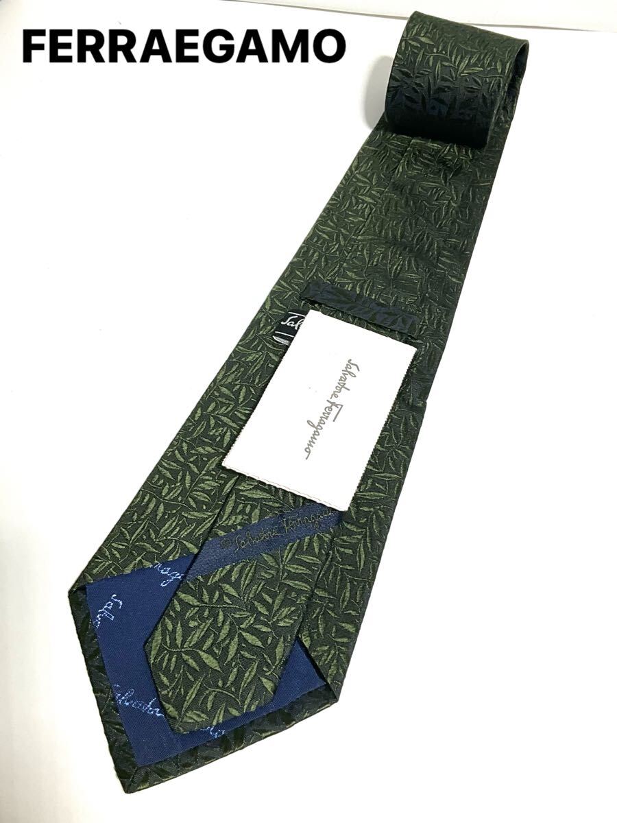 未使用 FERRAEGAMO フェラガモ シルク ネクタイ グリーン系 植物 模様柄 ハイブランド 高級ネクタイ 送料185円(追跡付)〜 拍卖