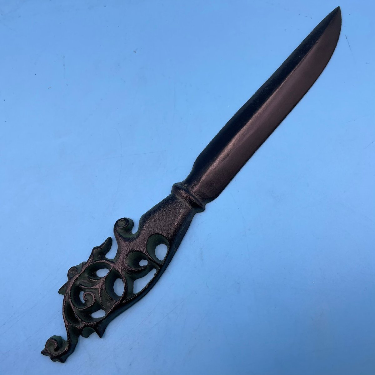 【20105】置き物 ペーパーウェイト? ペーパーナイフ? 金属製 鉄? ナイフ型 オブジェ インテリア 置物 レトロ 文房具? 文鎮? 現状品拍卖