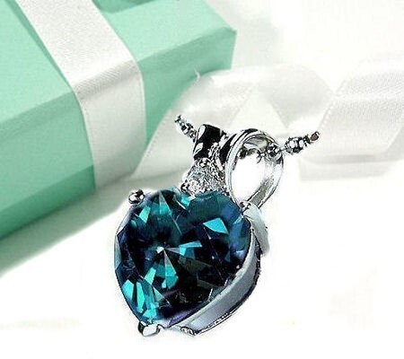 【光によって色が変わる不思議な宝石】 / 4.25ct / アレキサンドライト ★ 優雅!!/ カラーチェンジ / ネックレス - BOX付!拍卖