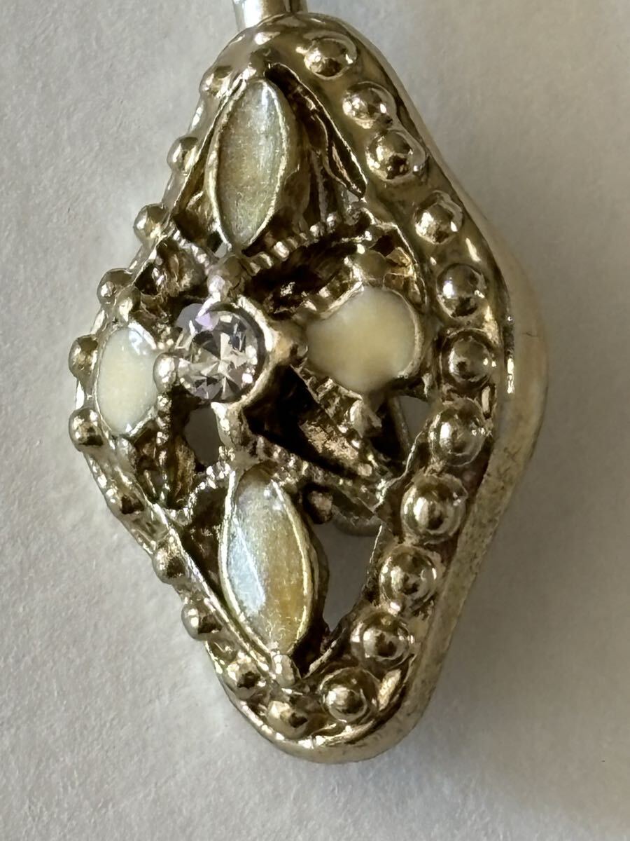 ヘアピン 色:ゴールド・デザイン:装飾付き・状態:使用感少なめヘアピン真ん中にダイヤモンド周りに天然石拍卖