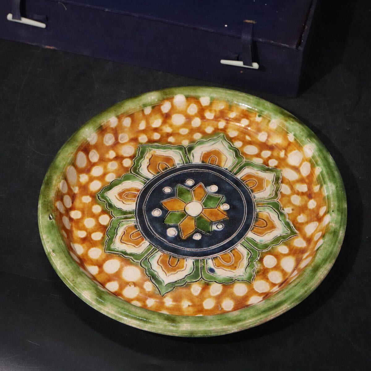 三彩 花文 陰刻 皿 箱付 / 中国美術 緑釉 交趾 煎茶道具 検索: 唐三彩 唐加彩 .B1225拍卖