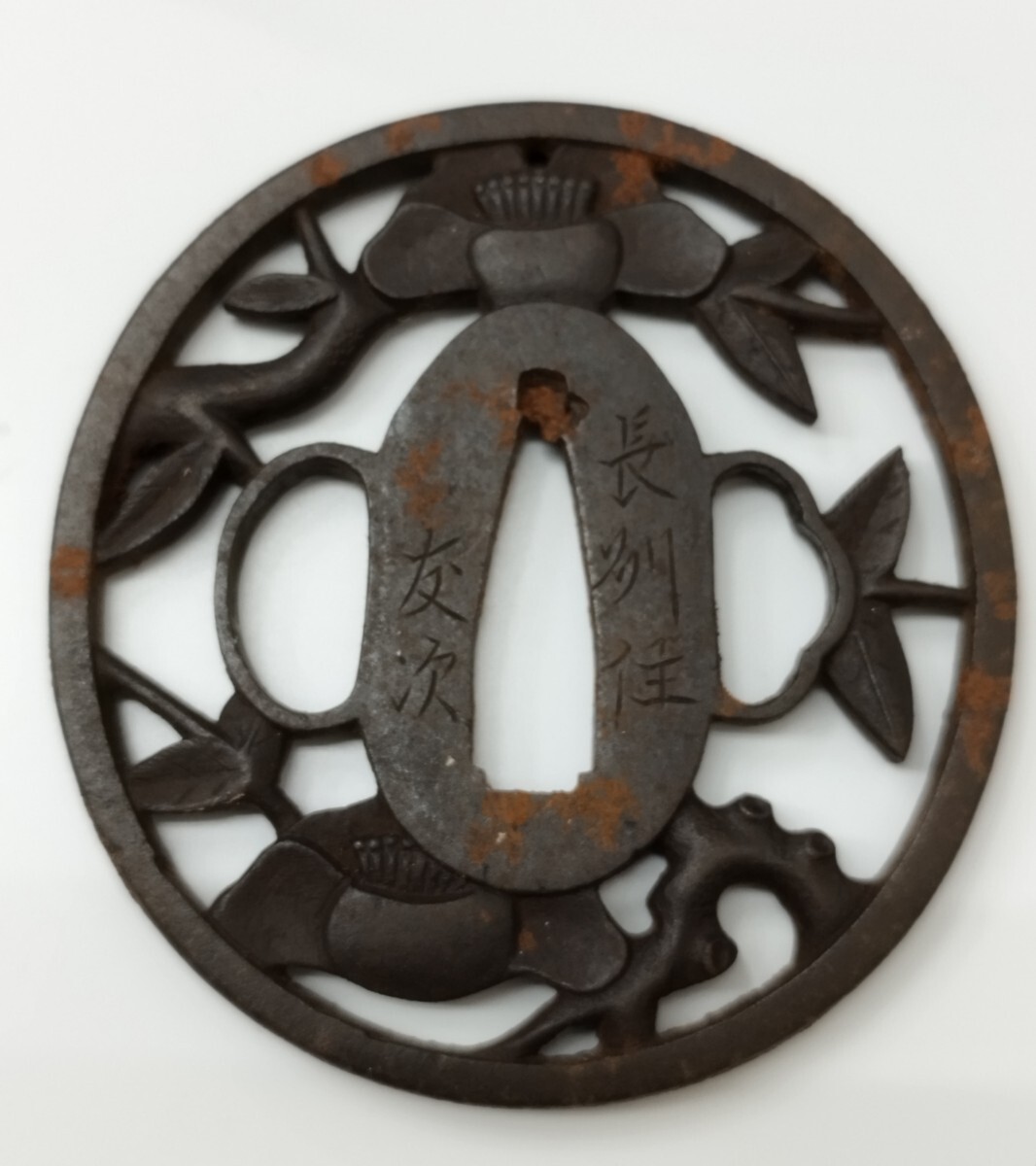 長州住 友次 鐔 鍔 椿図 長径約6.5cm 耳厚約4.7cm 量目約84.9g 鉄地拍卖